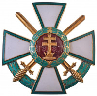 1939. 'A Magyar Érdemrend tisztikeresztje hadiékítménnyel és kardokkal' zománcozott, aranyozott kitüntetés osztrák fémjellel (0.800) és 'CFR (C.F. Rothe & Neffe Wien)' gyártói jelzéssel, függőleges tűvel T:1- kis