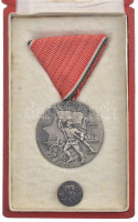 1959. 'Tanácsköztársasági Emlékérem' ezüstözött bronz kitüntetés, eredeti mellszalagon, miniatűrrel, eredeti tokban T:AU NMK 702.