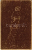 1917 Finoman erotikus hölgy / Gently erotic lady (EK)