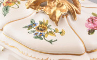 Limoges manufaktúra, leveses tál alátéttel, kézzel festett porcelán, jelzett, minimális kopással, Terv: Delmotte. 47x31x30 cm