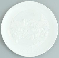 Herendi Porcelángyár litofán emléktál, biszkvit/fehér mázas, jelzés nélkül, apró kopásnyomokkal, gyári kartondobozban. d: 18 cm