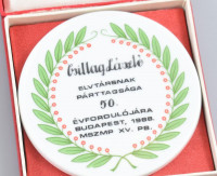Hollóházi porcelán plakett 50 éves párttagsági évforduló. Kézzel festett, jelzett, hibátlan, díszdobozban d: 6 cm
