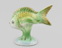 Hollóházi porcelán hal. Kézzel festett, jelzett, kopásnyomokkal, hajszálrepedéssel, m: 8 cm