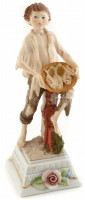 Capodimonte hal árus fiú. Kézzel festett, jelzett, részben biszkvit porcelán, hibátlan. m: 24 cm