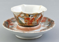 Antik Japán szakés csésze alátéttel. Kézzel festett kerámia, hajszálrepedésekkel. XIX. sz vége. / Antique Japanese porcelain sake glass Hand painted with crack