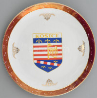 Dísztányér, Kosice címerével, matricás porcelán, kopásnyomokkal, jelzett, d: 30 cm