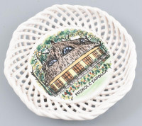 Kőbányai Porcelángyár: Miskolctapolca fonott emlék tálka. Kézzel festett, jelzett, kis mázrepedésekkel, d: 16 cm