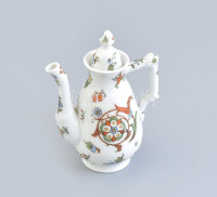 Virágmintás kis porcelán kiöntő. Matricás, jelzés nélkül, kis kopással, m: 15 cm