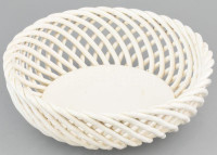 Max Roesler fehér mázas porcelán fonott tál, XX. sz. eleje, jelzett, hajszálrepedésekkel, foltokkal, d: 21,5 cm