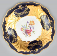 Weimar Jutta porcelán dísztál. Kézzel festett, jelzett, aranyozás kissé kopott d: 32 cm