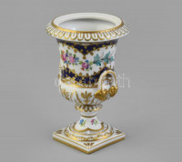 Porcelán váza, kézzel festett, jelzett (Dresden), apró kopásnyomokkal, m: 12,5 cm