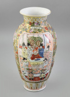 Famille Rose porcelán váza, jelzett, Kína, Hong Kong, Qianlong Nian Zhi, 1960-70 körül, gyári mázhibákkal. Kopásokkal. m: 38 cm