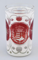 Biedermeier fúvott üveg emlékpohár, többrétegű, hámozott üveg, felületén csiszolt, bíborpácolt réteg. Egyik oldalán tölgyágak között Kossuth-címer, a másik oldalán gravírozott szegélyű kerek kartusban 'Emlékül' felirat