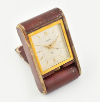 Jaeger-LeCoultre asztali óra. Mechanikus szerkezettel. Működő, jó állapotban, kopott bőr borítással 7x11 cm