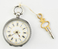 Ezüst (Ag) női zsebóra. Kulcsos, XIX. sz. vége. Jelzett, hibátlan számlappal, működő, jó állapotban d: 34 mm