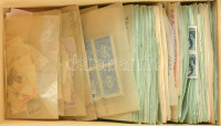 Kis fadoboz, benne 1950 előtti postatiszta magyar rendező, hozzá kevés modern + vegyes külföldi anyag pergamen és papír tasakokban. Érdekes!