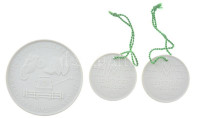 Német Demokratikus Köztársaság 1983. 'Frohburg 1233-1983' jelzett meisseni porcelán érem (65mm) + 1985. 'Lipcsei vásárok / Meissen 1710-1985' jelzett meisseni porcelán érem (41mm) T:1German Democratic Republic 1983. 'Frohburg 1233-1983'