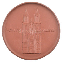 ~1980. 'Meisseni katedrális / VEB Állami Porcelánmanufaktúra' porcelán emlékérem tokjában (63mm) T:2 kopással~1980. 'Meissen Cathedral / VEB State Porcelain Manufactory' porcelain commemorative medallion in case (63mm) C:XF small error