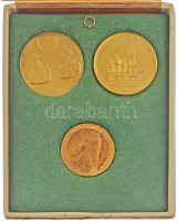 Szovjetunió 1971-1974. Pátriárkai látogatásra kiadott 3db klf aranyozott bronz emlékérem kissé sérült dísztokban (52mm, 42mm) T:AUSoviet Union 1971-1974. The Visit of the Patriarch 3pcs of diff bronze commemorative medallions in
