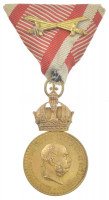 1890. 'Bronz Katonai Érdemérem a katonai érdemkereszt szalagján, kardokkal' aranyozott bronz kitüntetés hadiszalagon T:AU,XFAustro-Hungarian Monarchy 1890. 'Bronze Military Merit Medal on a war ribbon with swords (Signum Laudis)' gold