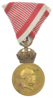 1890. 'Bronz Katonai Érdemérem a katonai érdemkereszt szalagján' aranyozott bronz kitüntetés hadiszalagon T:AU,XFAustro-Hungarian Monarchy 1890. 'Bronze Military Merit Medal on a war ribbon (Signum Laudis)' gold plated bronze decoration