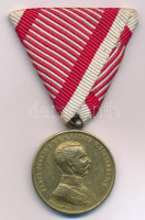 1914. 'Ferenc József Bronz Vitézségi Érem' sárgaréz változatú kitüntetés modern mellszalagon. Szign.: Tautenhayn T:VF,FHungary 1914. 'Bronze Gallantry Medal (Der Tapferkeit)' brass variant decoration on modern ribbon. Sign.:Tautenhayn