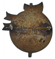 1916. 'Ne bántsd a magyart! 1914-1916' bronz patrióta jelvény hátlapon 'ARKANZAS BUDAPEST VÁCI U. 23. VÉDVE' gyártói jelzéssel (38x34mm) T:XF1916. 'Don't grieve the Hungarian! 1914-1916' bronze metal patriotic badge with 'ARKANZAS