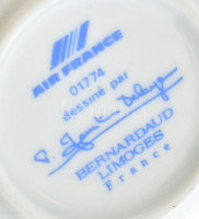 Air France légitársaság kétszemélyes kávékínáló szett, műanyag tálca két porcelán pohárral, jelzéssel, kis kopással, 18x13cm, pohár m: 5 cm