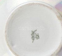 Kispest bonbonier, irizáló mázas porcelán, plasztikus rózsa motívummal, rózsán apró lepattanások, kis kopással, jelzett, d: 11,5 cm