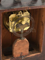 Asztali óra, kézzel festett fa tokban, mechanikus negyedütős szerkezettel. Kopott, hátlap hiány. m: 52 cm
