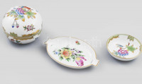 Herendi Viktória mintás porcelán bonbonnier, . Kézzel festett, jelzett, nem záródik jól d 9 cm + 2 db tálka