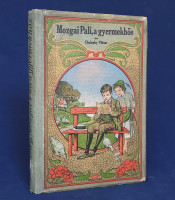 Cholnoky Viktor - (Tonelli Sándor): Mozgai Pali, a gyermekhős. 32 képpel.Budapest, [1907]. Magyar Kereskedelmi Közlöny Hírlap- és Könyvkiadóvállalat (,,Globus' nyomdai műintézet). 184 + [8] p. Egyetlen kiadás.Cholnoky Viktor