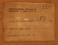 Moldován István (1911-2000): Utcarészlet sétálóval (táj). Olaj, farost, jelezve balra lent, hátoldalán Képcsarnok Vállalat címkéjével. Fakerteben. 60×80 cm