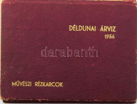 Novák Lajos (1927-1989), Szűcs János (1917-1995) és mások: Déldunai árvíz, 1956, művészi rézkarcok. 9 db színezett rézkarc, papír, mindegyik jelezve jobbra lent. Leporelló. Kiadói, kissé sérül tokban. 7×11,5 cm körüli