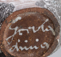 Gorka Lívia (1925-2011): Samottos laposváza. Jelzett, hibátlan, m: 28,5 cmMűvészetének forrása a természet, jellemző tárgyai a nagyméretű, aszimmetrikus edények, az idolok, halak, madarak, kövek. A korongolás előtti ősi