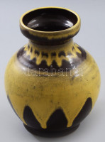 Csorgatott sárga mázas retro kerámia váza. Jelzett, kopással, m: 19 cm
