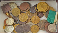 43db-os vegyes sportérem és plakett tétel, közte 1922. 'A Magyar Athletikai Szövetség jubileumi verseny díja 1897-1922' aranyozott, jelzett Ag díjplakett füllel, hátoldalán '5km Ifj. gyal. bajnok' gravírozással (16,73g/0.800/37x30mm)