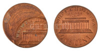 Amerikai Egyesült Államok DN (1959-1982). 1c bronz 'Lincoln' technológiai hibás veret (látványosan félrecsúszott veret) (3,07g) + 1972-es támpéldány T:AU,XFUSA ND (1959-2008). 1 Cent bronze 'Lincoln' technological error (spectacularly