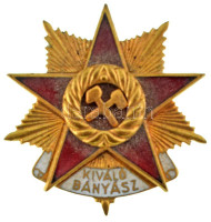 ~1950. 'Kiváló Bányász' aranyozott, zománcozott kitüntetés (~31-33mm) T:XF