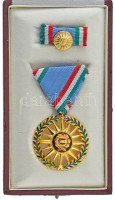 1976. 'Szocialista Magyarországért Érdemrend' aranyozott, zománcozott bronz kitüntetés mellszalaggal, miniatűrrel szalagsávon, eredeti tokban. Az érdemrend jelvényét Csucs Viktória (1934-1993) tervezte. T:UNC / Hungary 1976. 'Order of