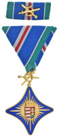 1992. 'Szent György Érdemjel' aranyozott, zománcozott bronz kitüntetés mellszalagon, miniatűr szalagsávval T:UNC,AUHungary 2001. 'St. George Badge of Honour' gilt, enamelled bronze decoration with ribbon, with miniature badge NMK 778.