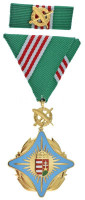 2001. 'A Köz Szolgálatáért Érdemjel arany fokozata' aranyozott, zománcozott bronz kitüntetés mellszalagon, miniatűrrel szalagsávon T:UNC,AUHungary 2001. 'Medal for Public Service, Golden Grade' gilt, enamelled bronze decoration with