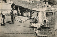 Varanasi, Benares; Préparatifs pour le bain de la Femme d'un Rajah / Bath preparations for a Rajah's wife, folklore