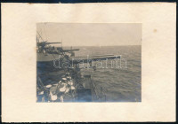 S.M.S. Radetzky oszrák-magyar hadihajón készült eredeti fotó, tengerészek tüzelési gyakorlatot néznek. / Black-and-white original photograph mounted on a piece of white cardboard. Sailors strain to see where the shells fired by S.M.S.