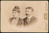 cca 1880 Házaspár portréja, keményhátú fotó Hlebovicki máramarosszigeti műterméből, 10,5×16,5 cm