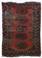 Türkmén Szárik küszöbszőnyeg. cca 1820-1860, sérülésekkel, 100x70 cm. ///Felvetője natúr, fehér, az elszövő sötétbarna. Csomózása emelt, jobbra nyitott, aszimmetrikus, csomószáma: 1248 / köbdm. Színei: fehér, sötétbarna,