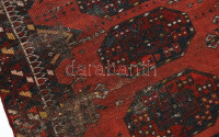 Türkmén Szárik küszöbszőnyeg. cca 1820-1860, sérülésekkel, 100x70 cm. ///Felvetője natúr, fehér, az elszövő sötétbarna. Csomózása emelt, jobbra nyitott, aszimmetrikus, csomószáma: 1248 / köbdm. Színei: fehér, sötétbarna,