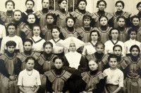 cca 1910-1945 Vegyes nagyobb méretű fotók, közte ceruzával jelzett felvételek Strelisky műterméből, huszárjelmezbe öltözött kisfiúk, iskolai csoportképek, stb., összesen 12 db, változó méretben és állapotban (max. 30x36 cm)