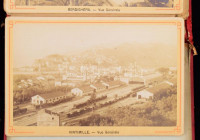 ca 1890 San Remo souvenir. 14 db kabinetfotót tartalmazó leporello füzet vasútállomás, casino, stb. Festett egészvászon kötésben. Gerincén kis sérüléssel. / ca 1890 San Remo souvenir. Leporello booklet containing 14 cabinet