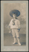 cca 1910 Fiatal fiú portréja, keményhátú fotó, Mai és Társa, 16x9 cm
